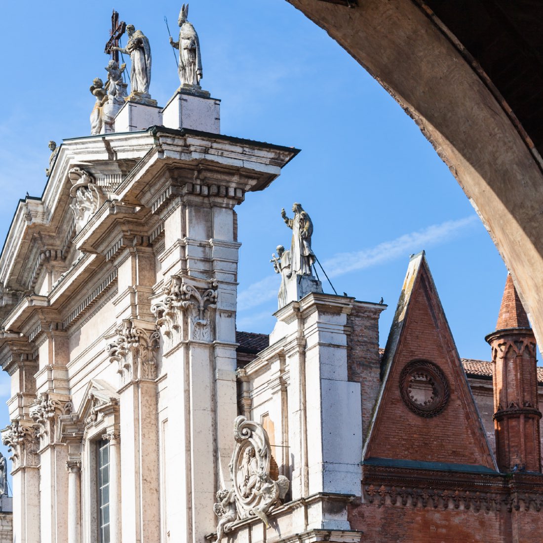 Il Duomo di Mantova su Piazza Sordello, accanto a Palazzo Ducale